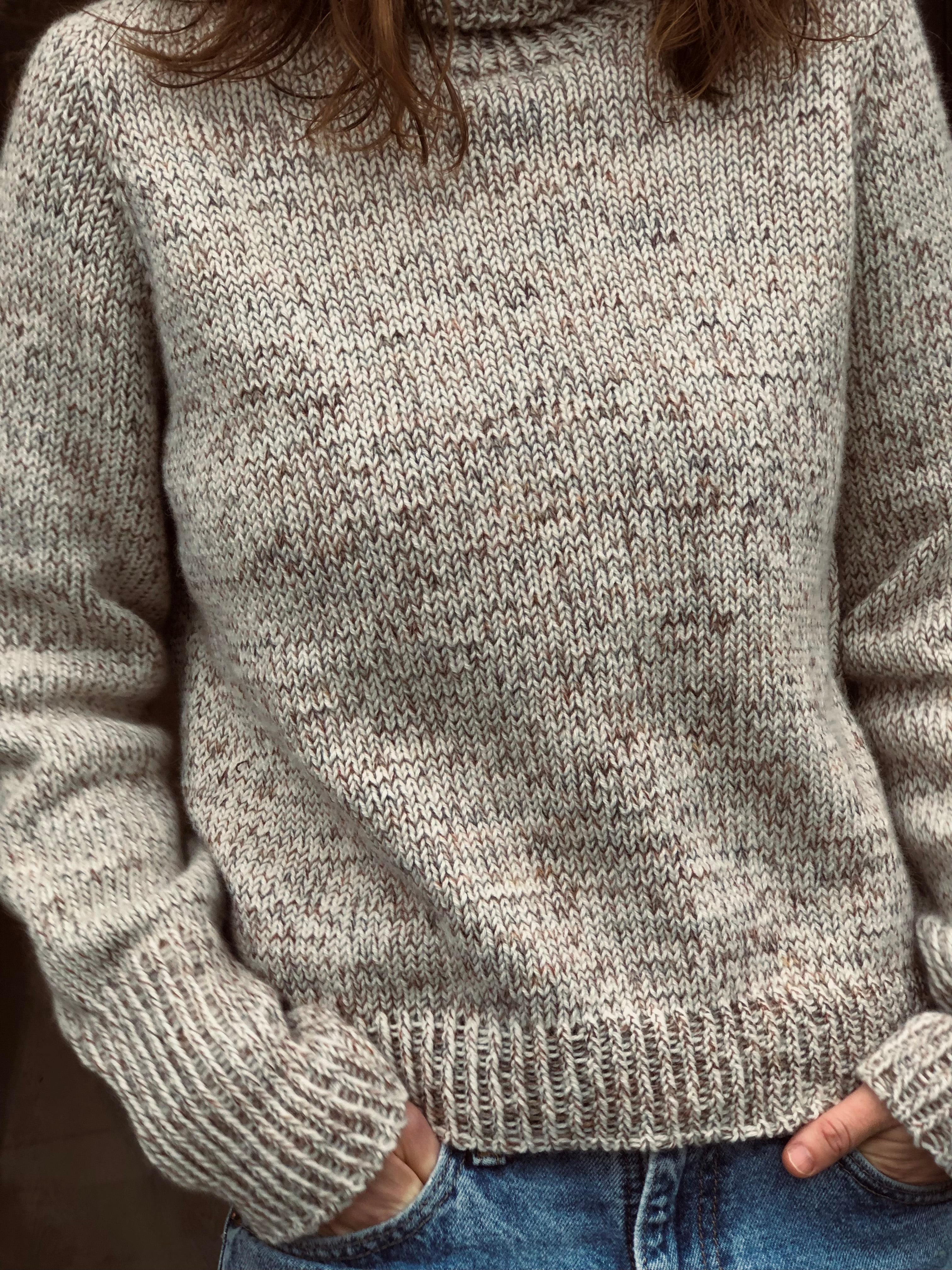 Modell: Terrazzo Sweater fra Petite Knit, strikket i Eco Cashmere fra Lana Gatto og Miss SKinny fra @kine_sine. Foto: Kine Nordahl Kleiven